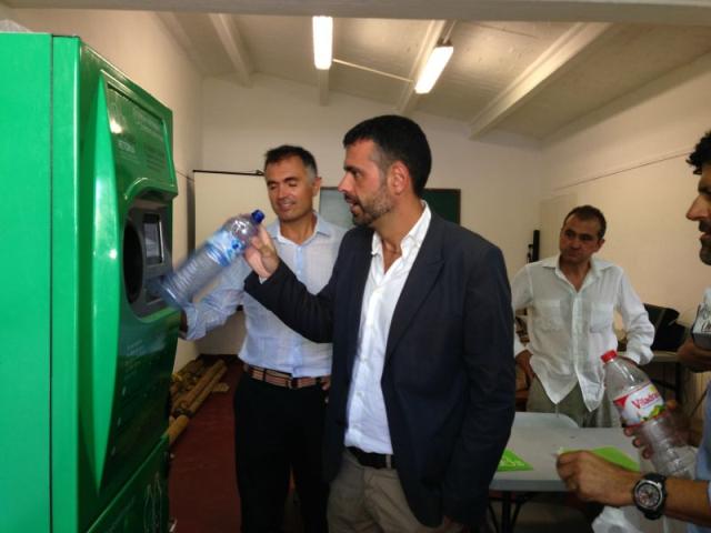 El Coseller Vila retornando un envase en Cadaqués